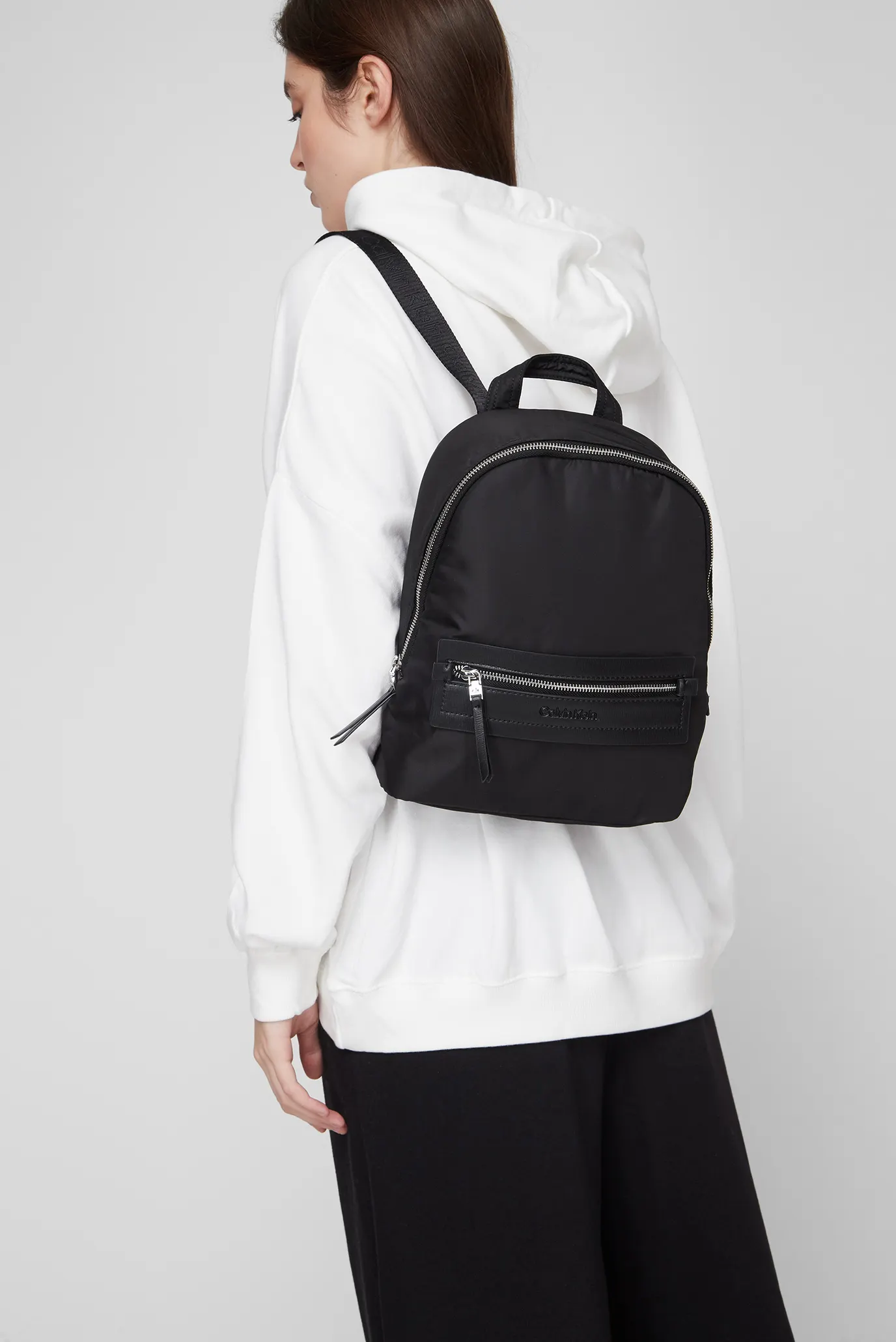 Женский черный рюкзак ESSENTIAL ROUND 8