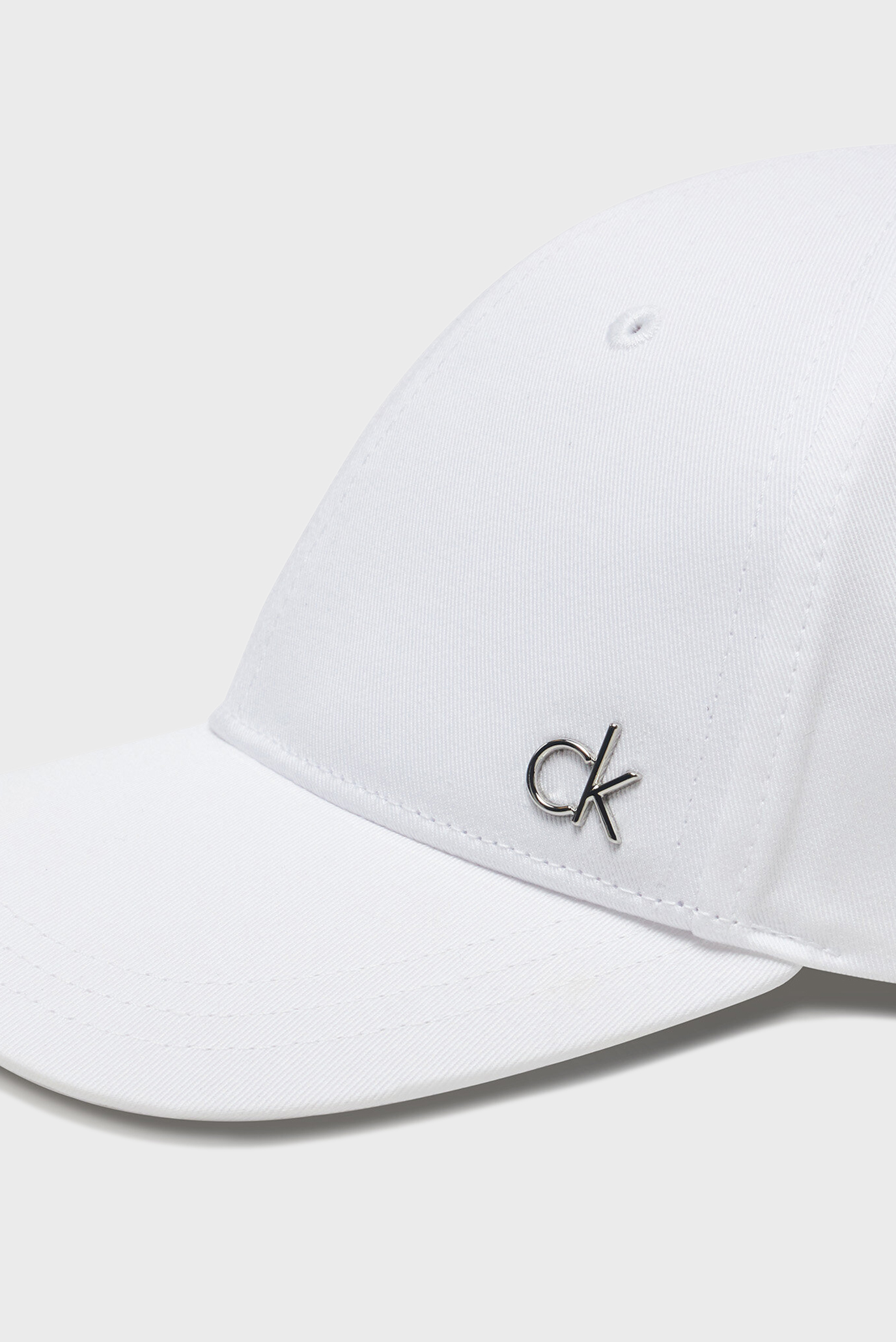 Женская белая кепка METALCalvin Klein Женская белая кепка METAL 3