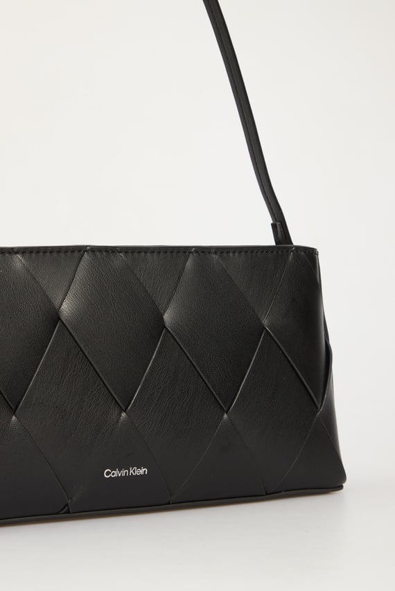 Женская черная сумка CK WOVEN ELONGATED SHOULDER BAG