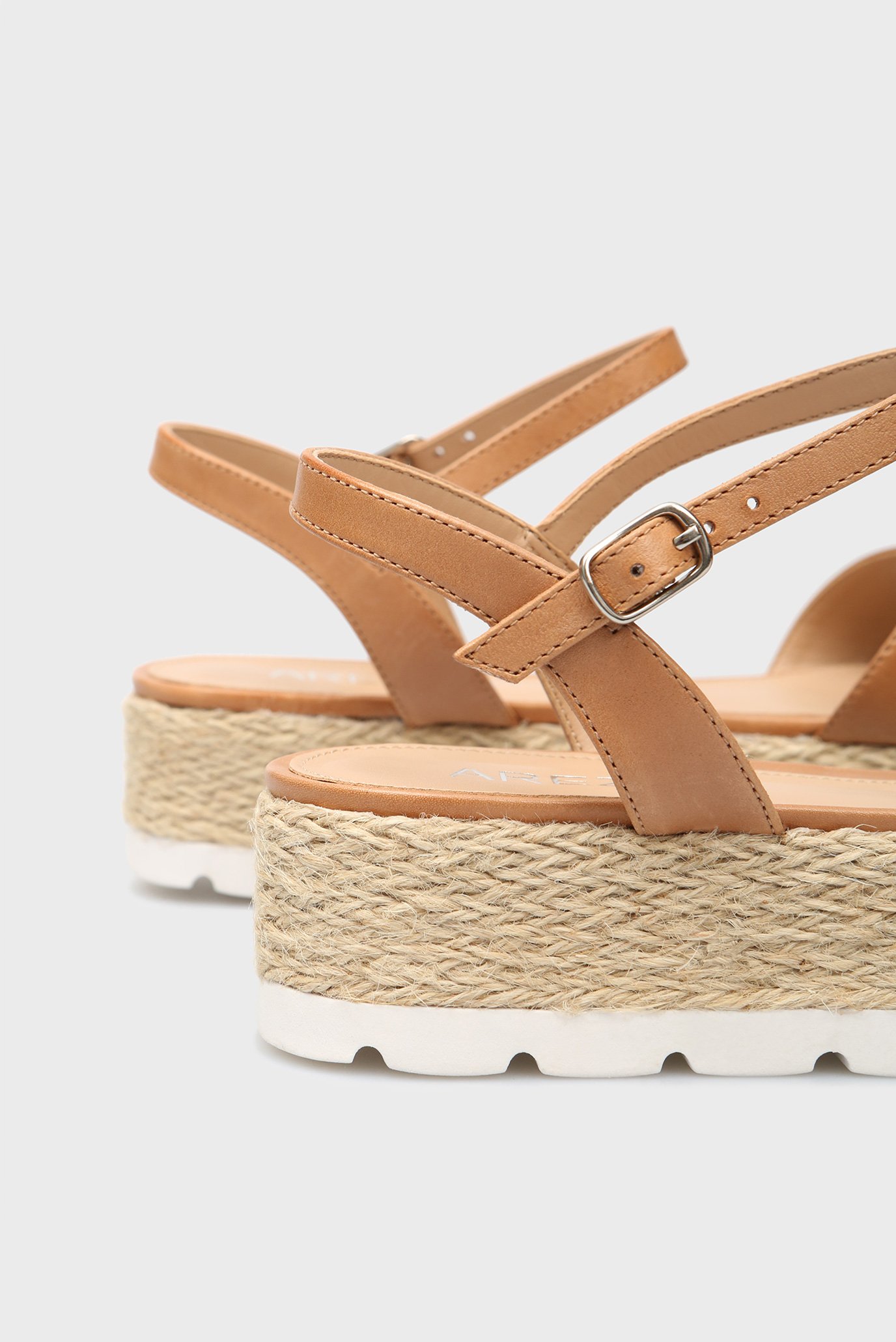 Женские бежевые кожаные сандалии 10