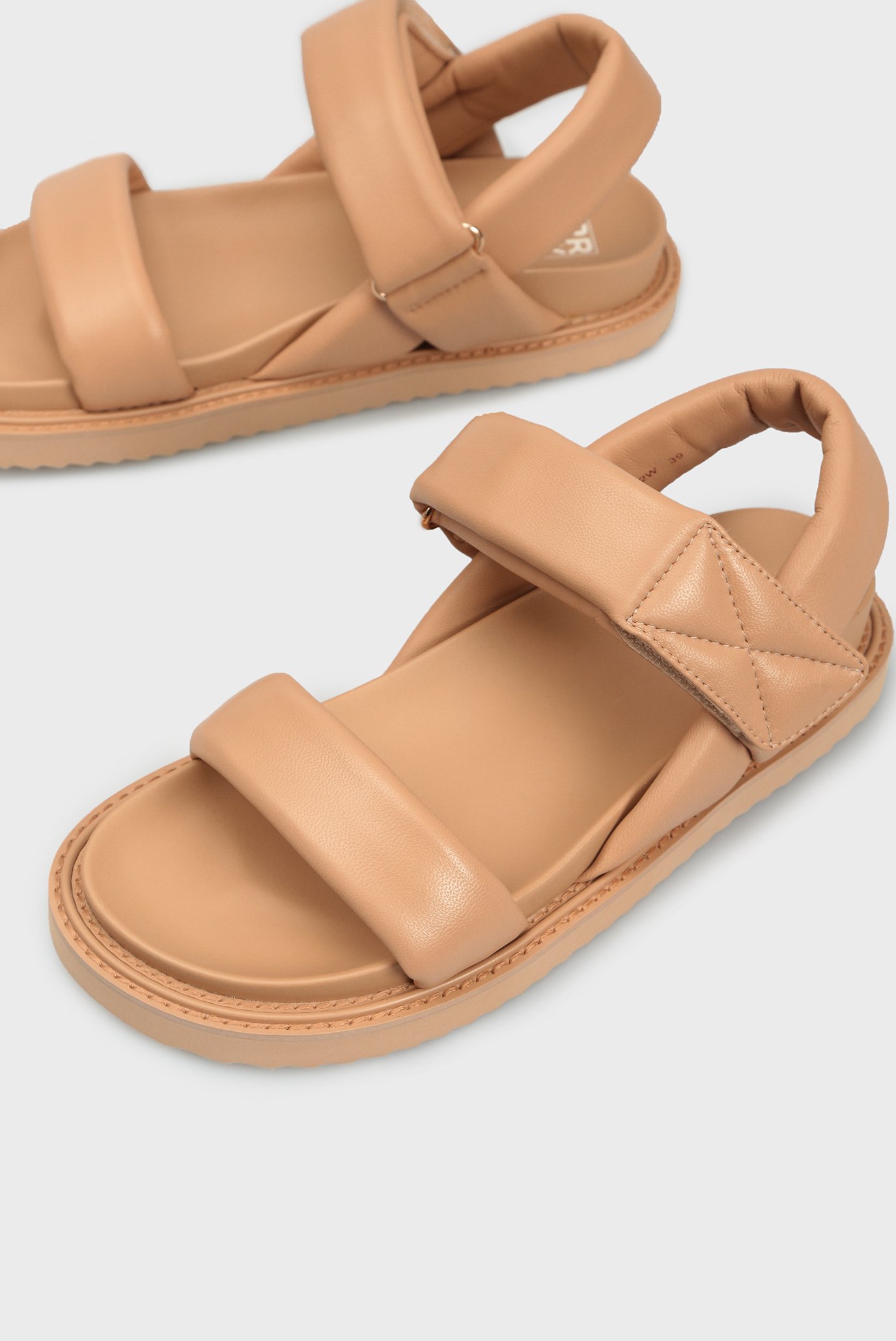 Женские бежевые кожаные сандалии Veneto 7