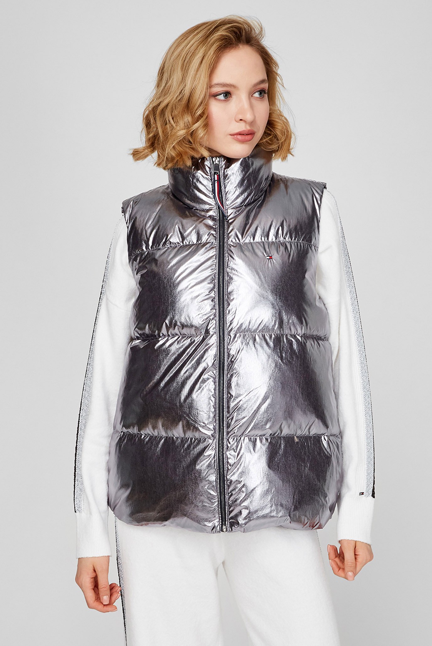 Женский серебристый пуховой жилет 6