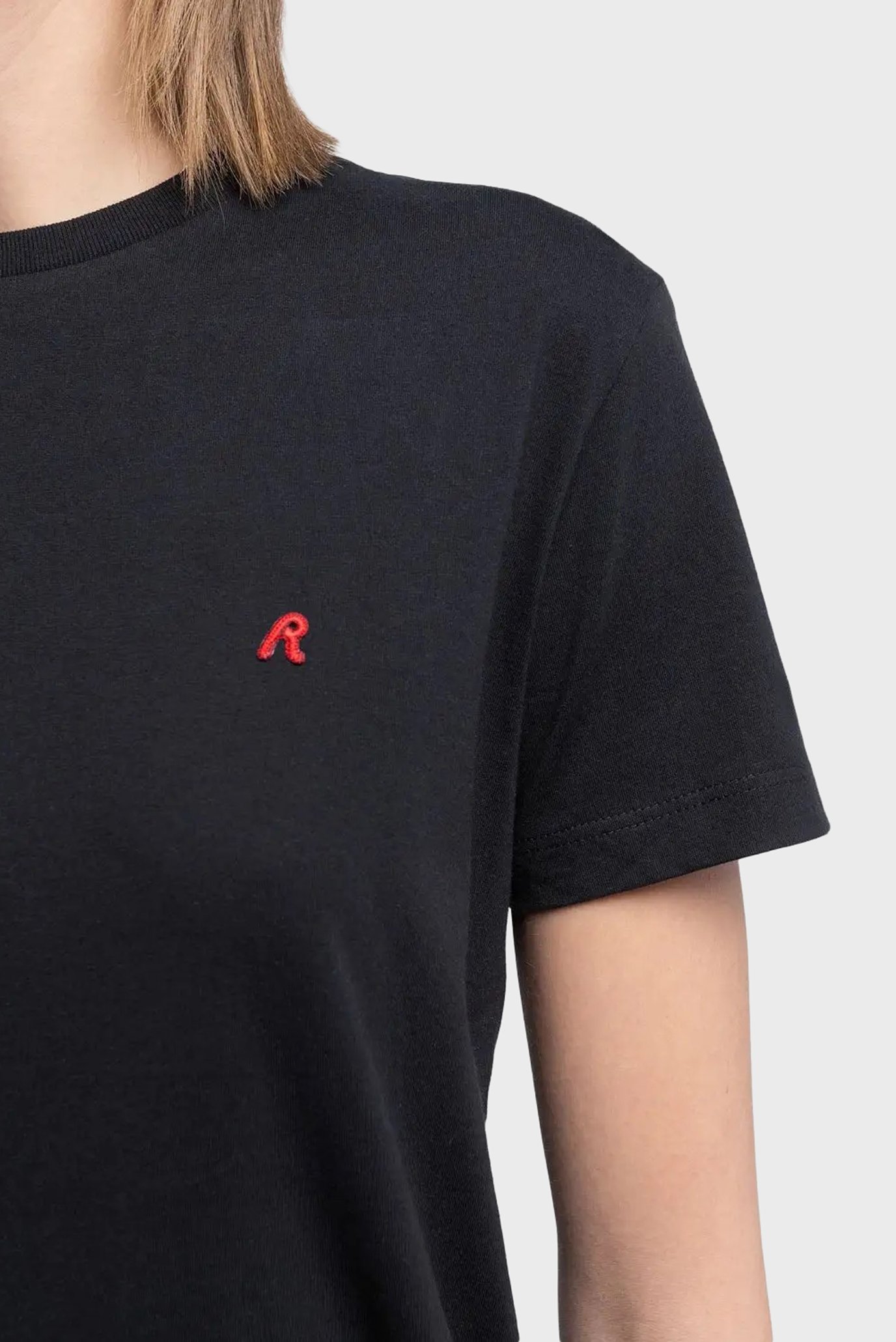 Женская черная футболка 6