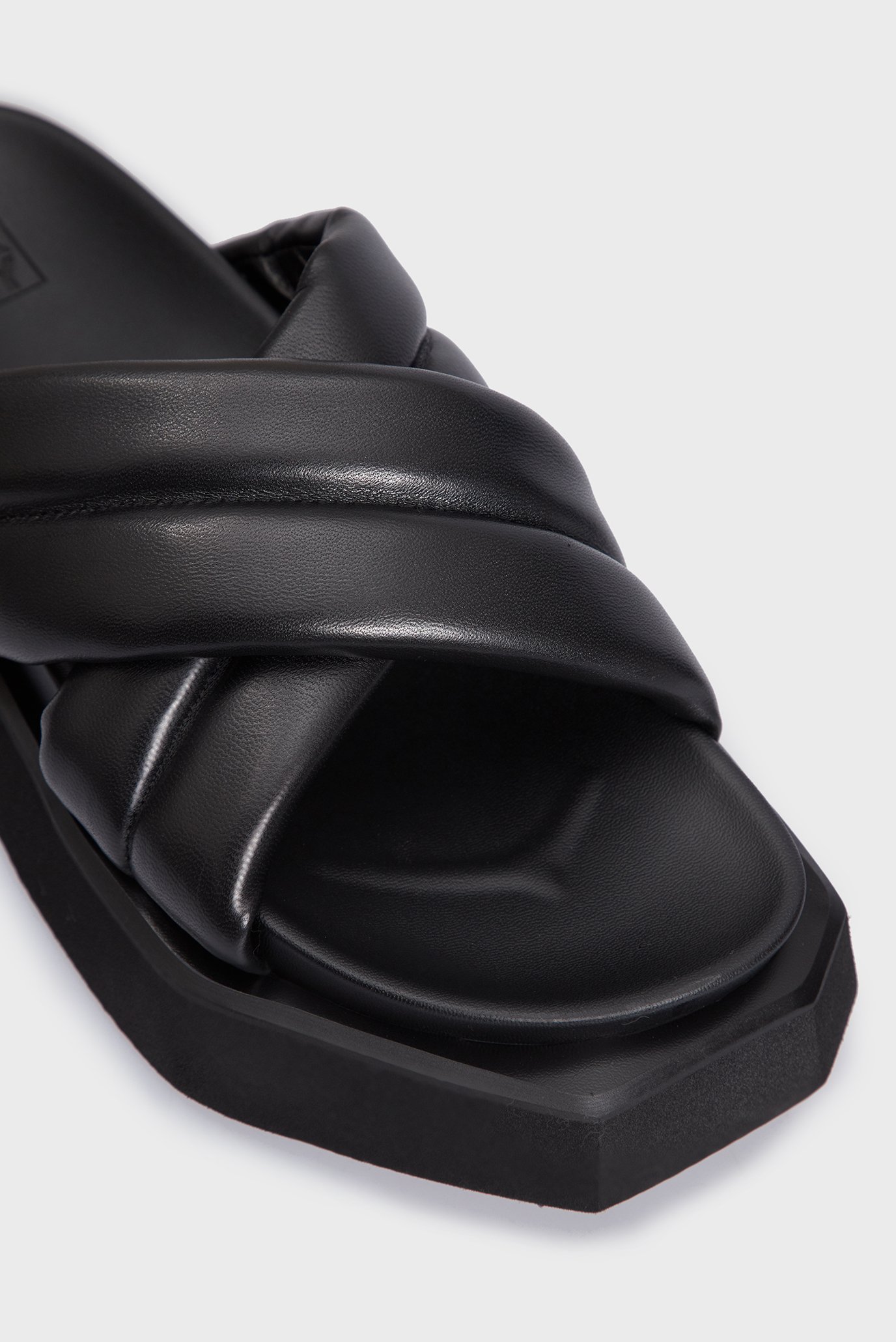 Женские черные кожаные слайдеры Betsy 2