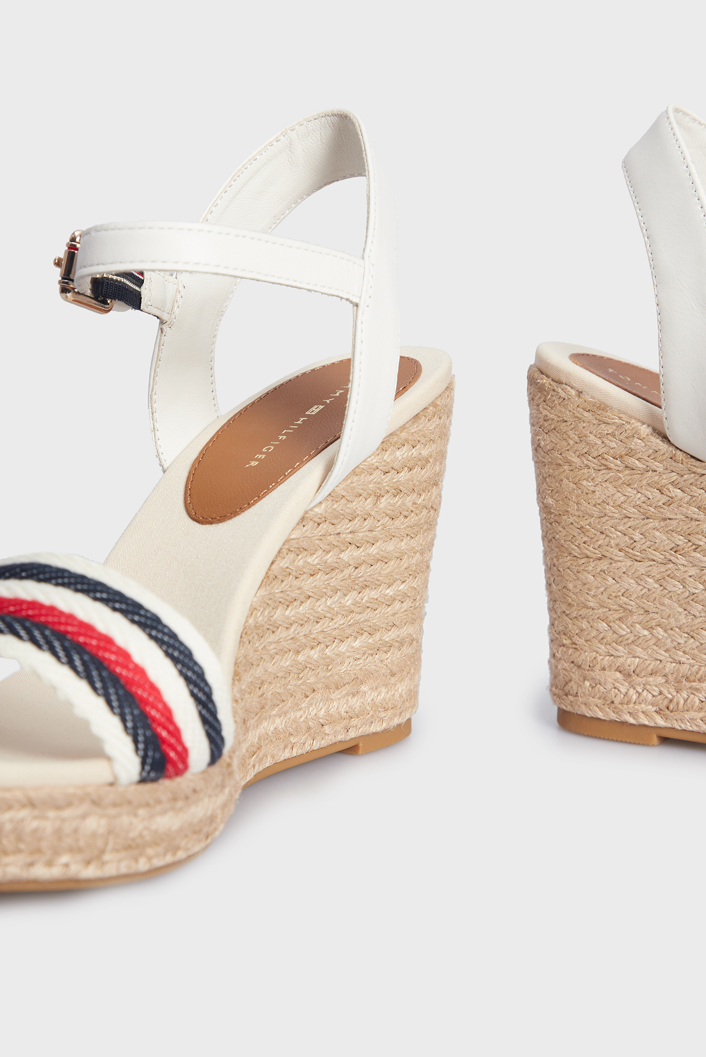 Женские белые босоножки CORPORATE WEDGE 7