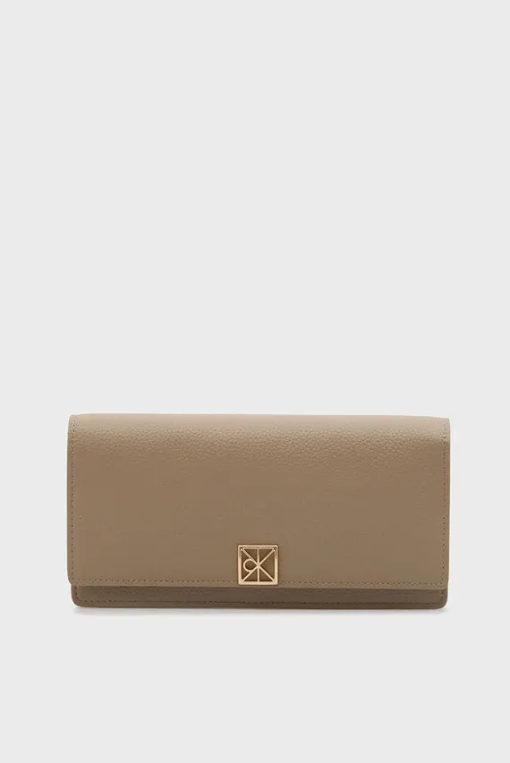 Кошелек EMBLEM HW PEBBLE LONG BIFOLD Calvin Klein