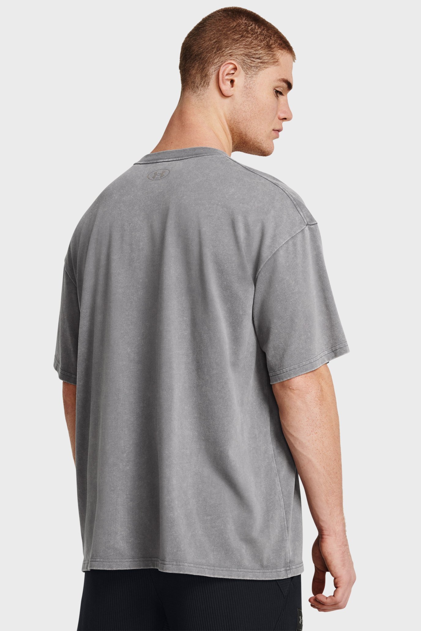 Мужская серая футболка UA HW M OS SSUnder Armour Мужская серая футболка UA HW M OS SS 2