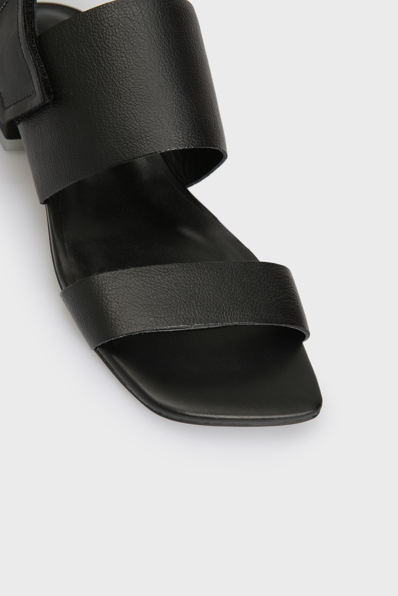 Женские черные кожаные босоножки 10