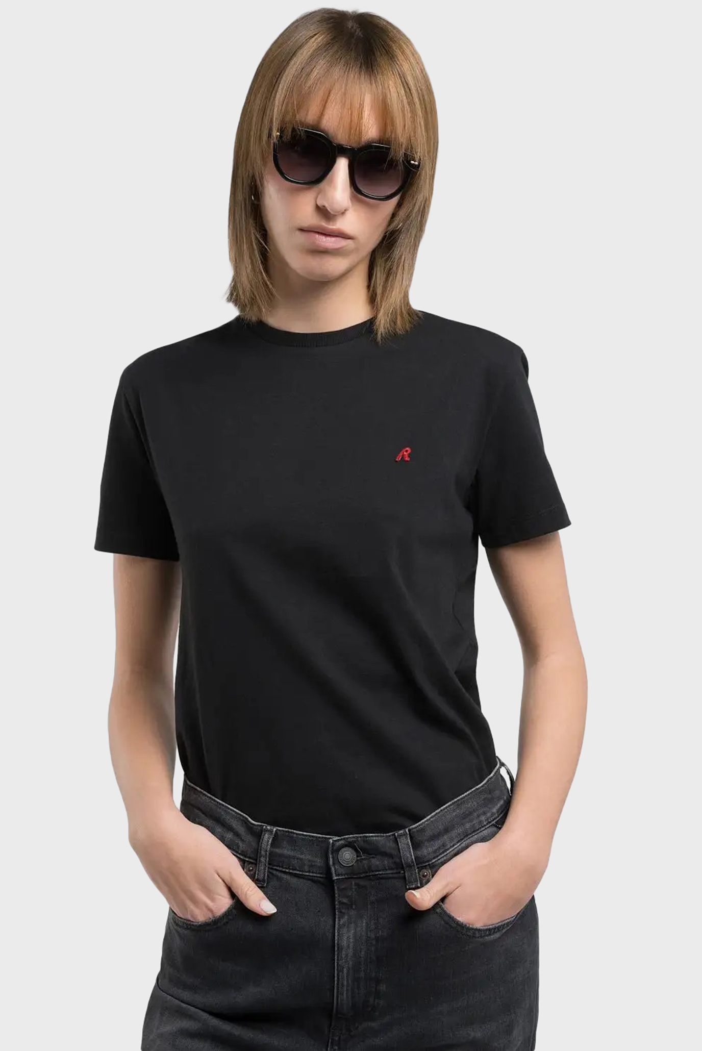 Женская черная футболка 2