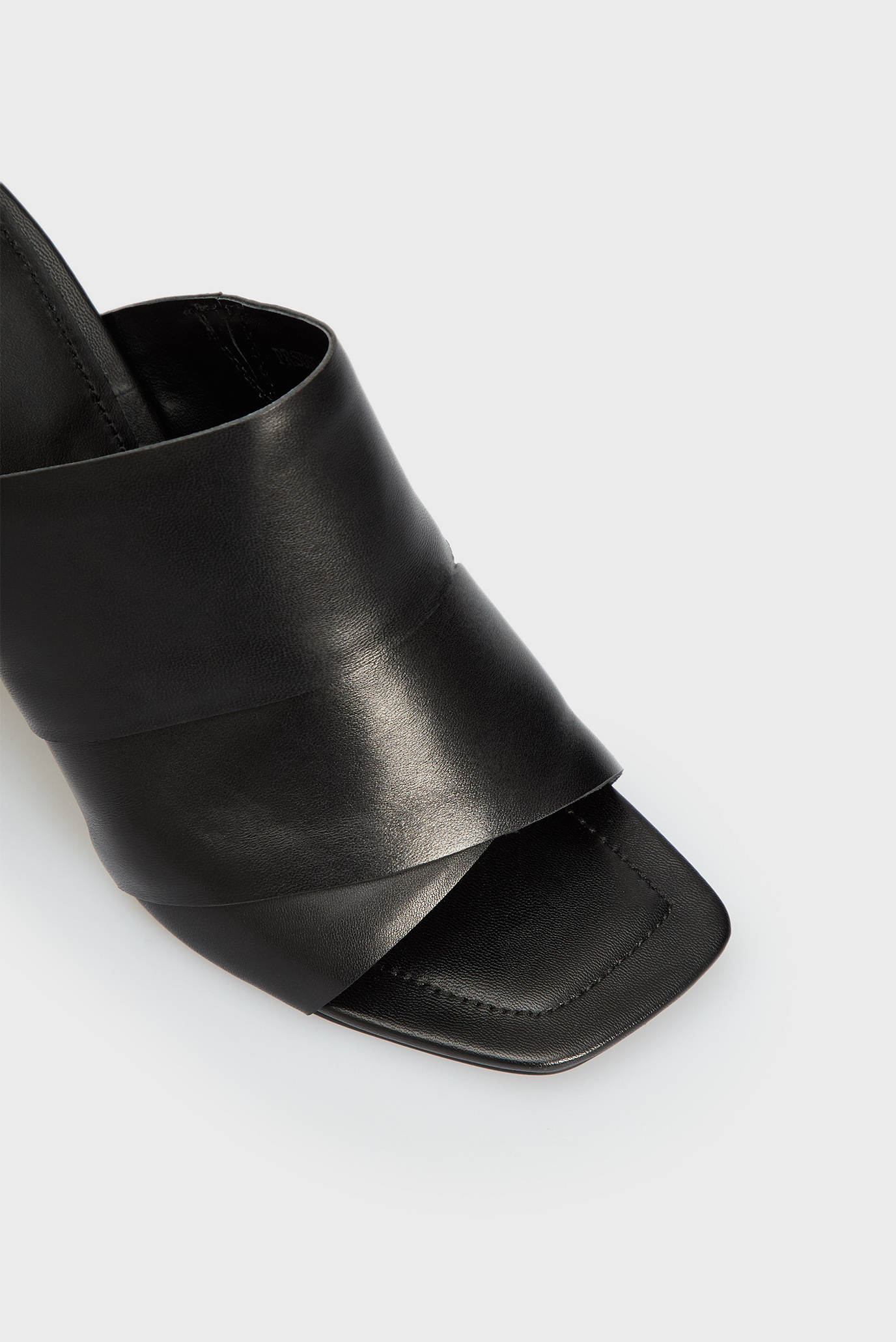 Женские черные кожаные мюли Adora 10