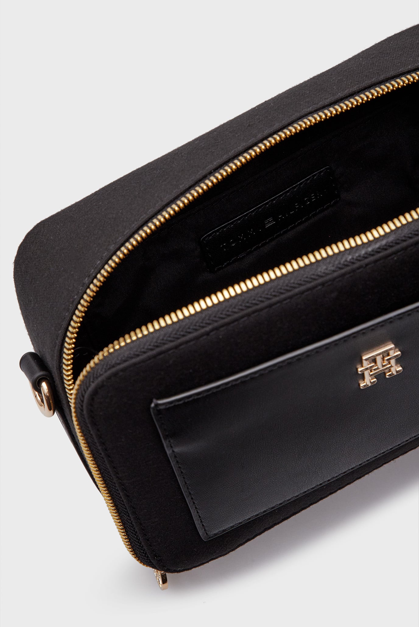 Женская черная сумка TH DISTINCT CAMERA BAG 6