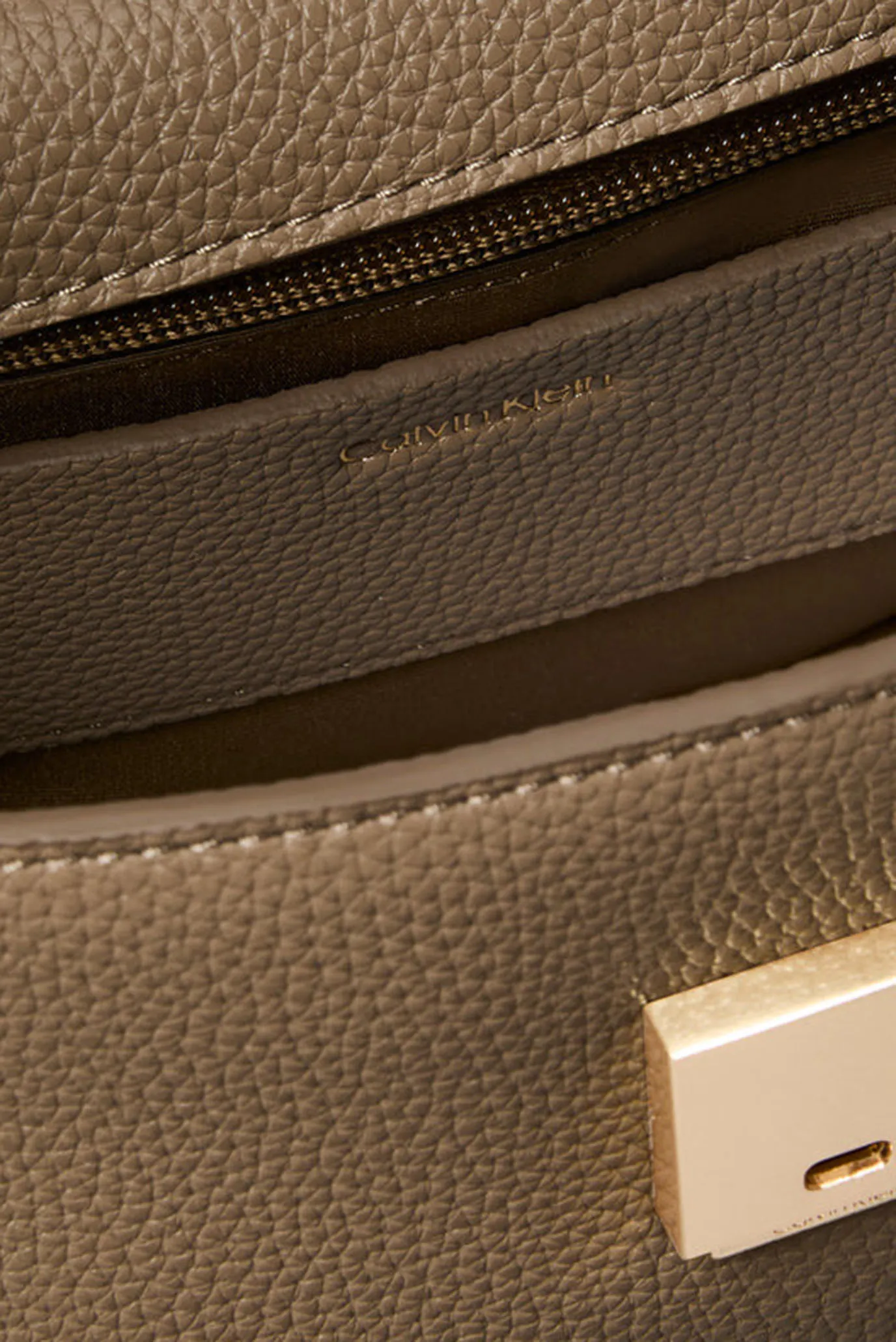 Сумка EMBLEM HW PEBBLE SHOULDER BAG 25 3