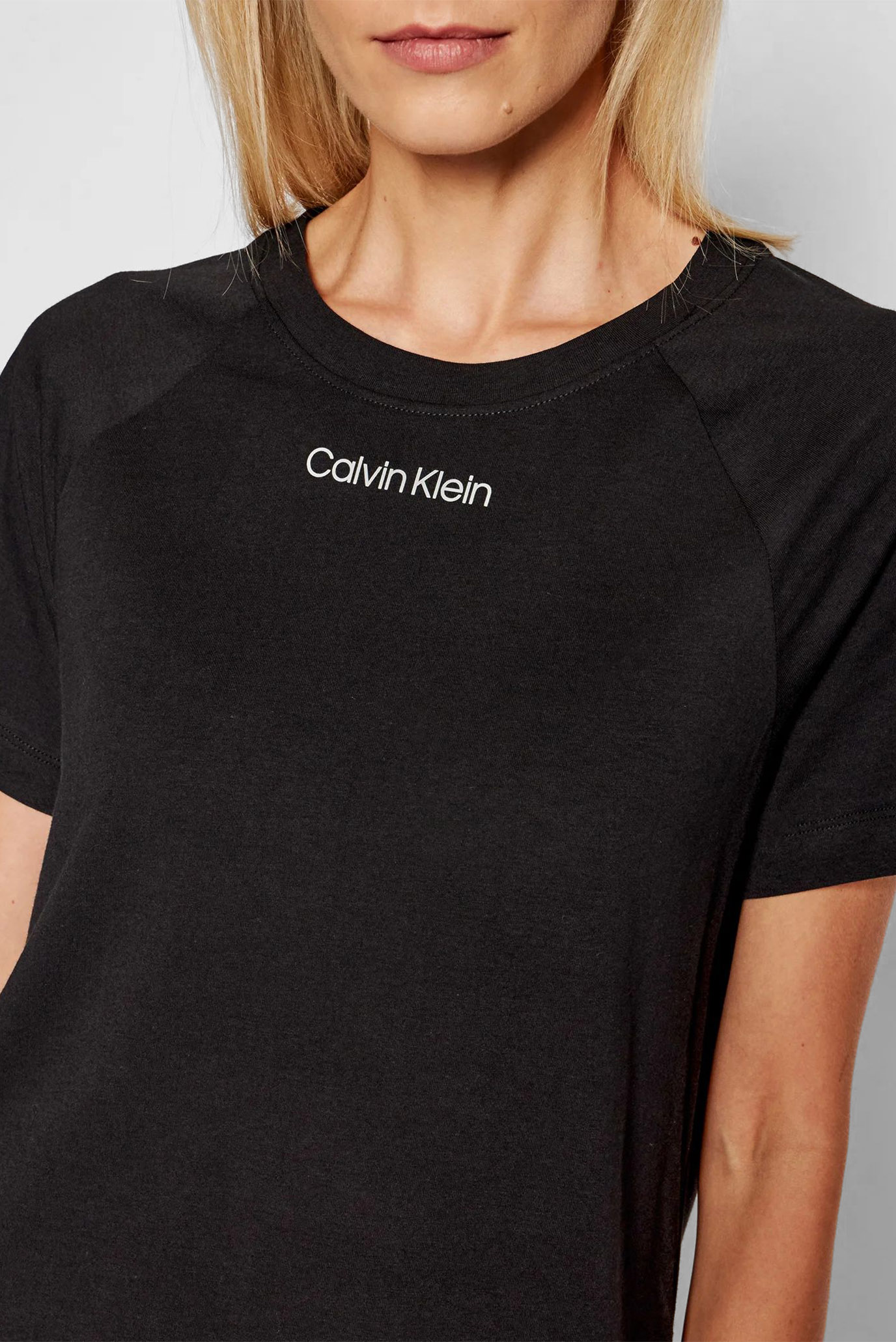 Женская черная футболка 4