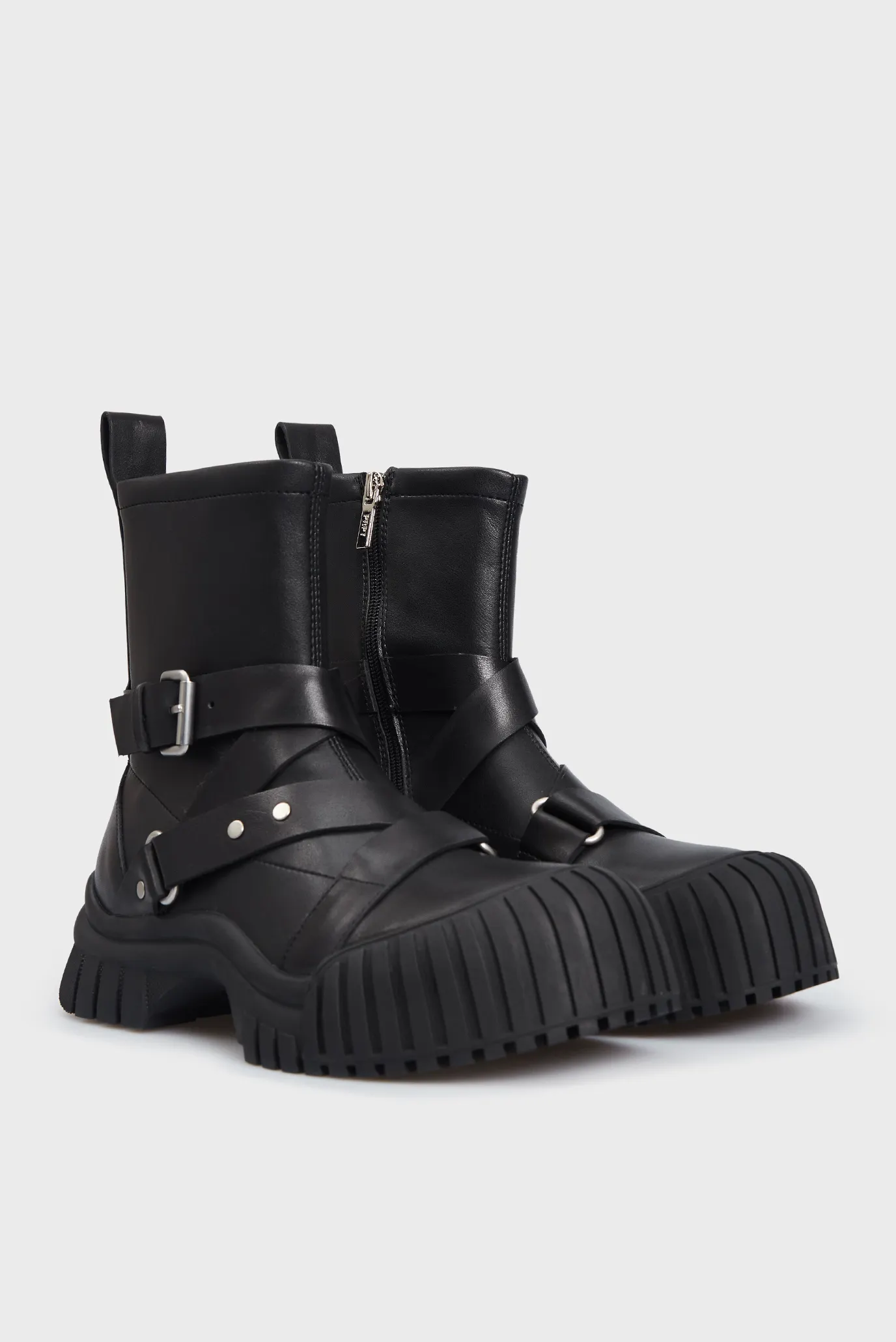 Женские черные кожаные полусапоги Monarda 2