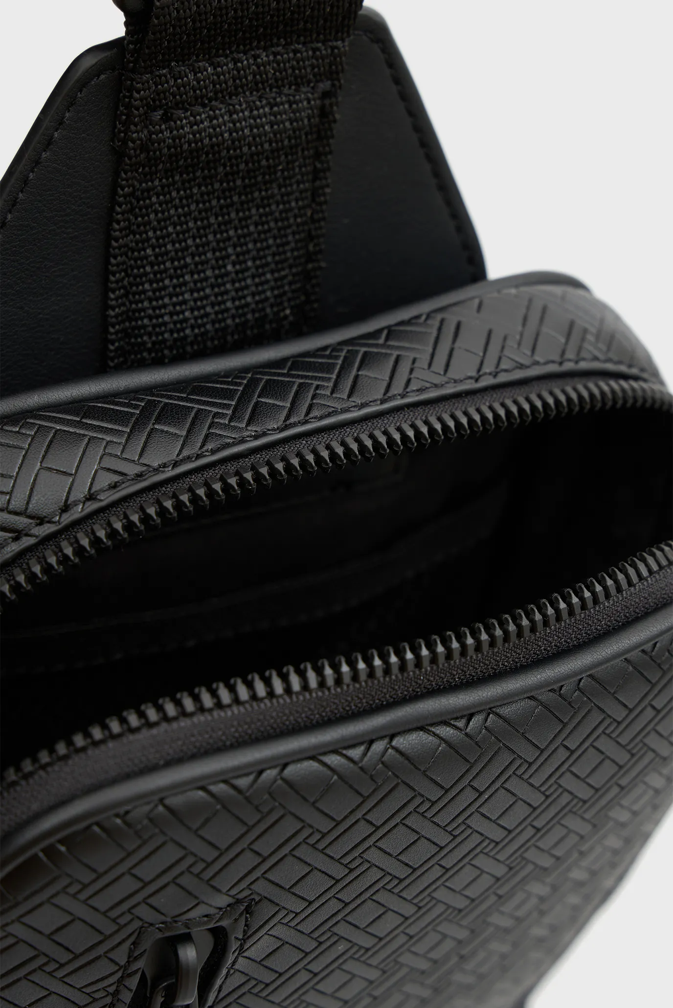 Сумка TH EMBOSSED FLAG SLING BAG 5