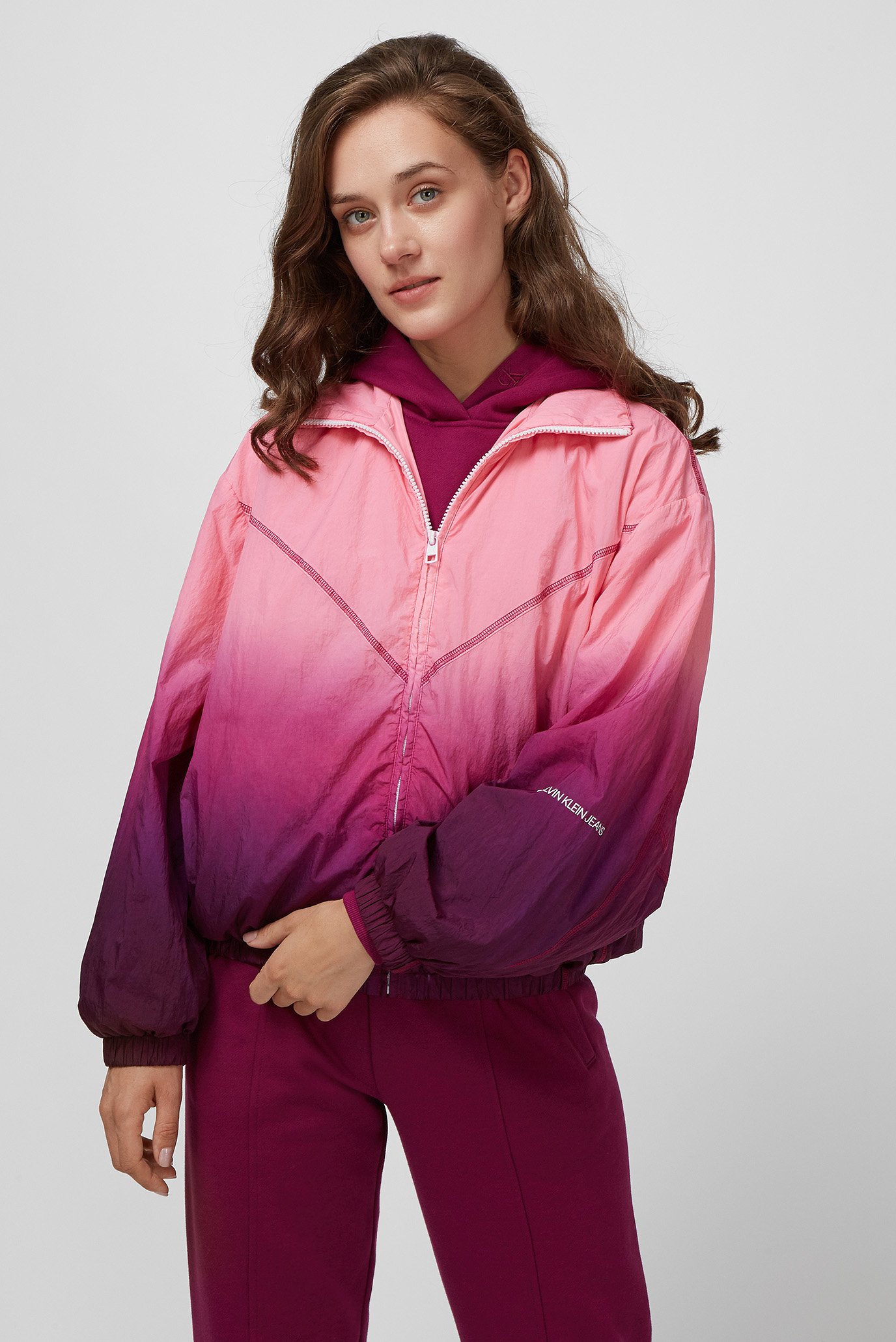 Женская розовая ветровка 6