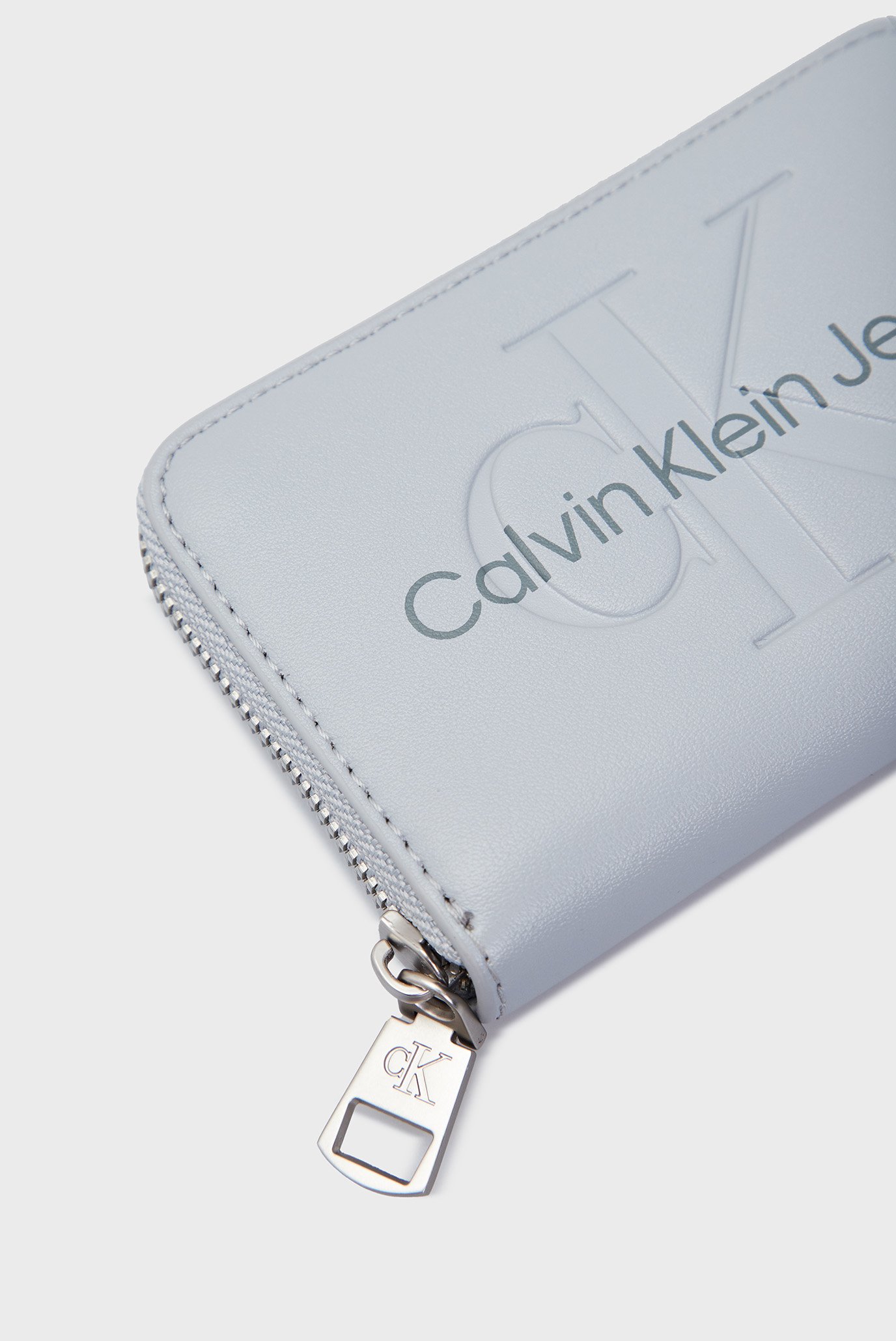 Женский серый кошелек SCULPTED MED ZIP AROUND MONO 2