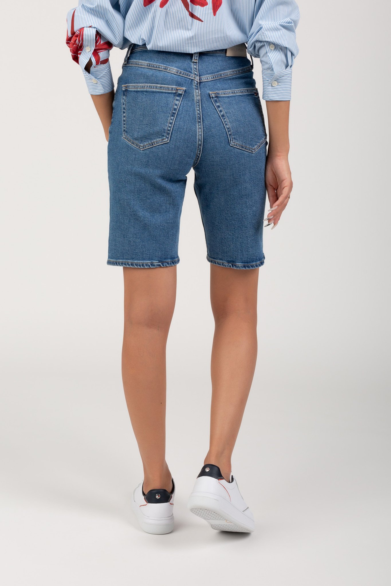 Женские синие джинсовые шорты DNM CLASSIC STRAIGHT SHORT AURATommy Hilfiger Женские синие джинсовые шорты DNM CLASSIC STRAIGHT SHORT AURA 3