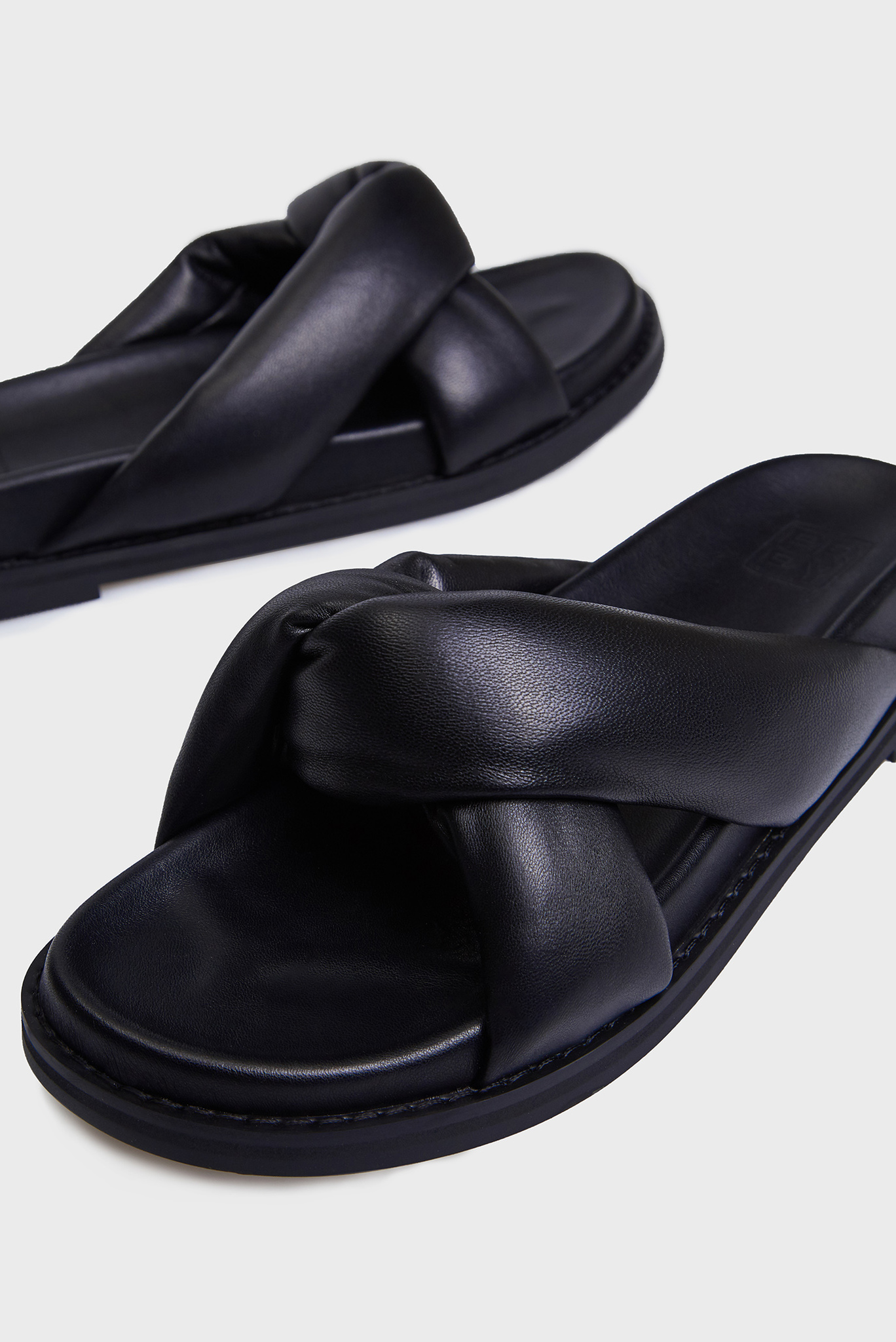 Женские черные кожаные слайдеры Ellada 2