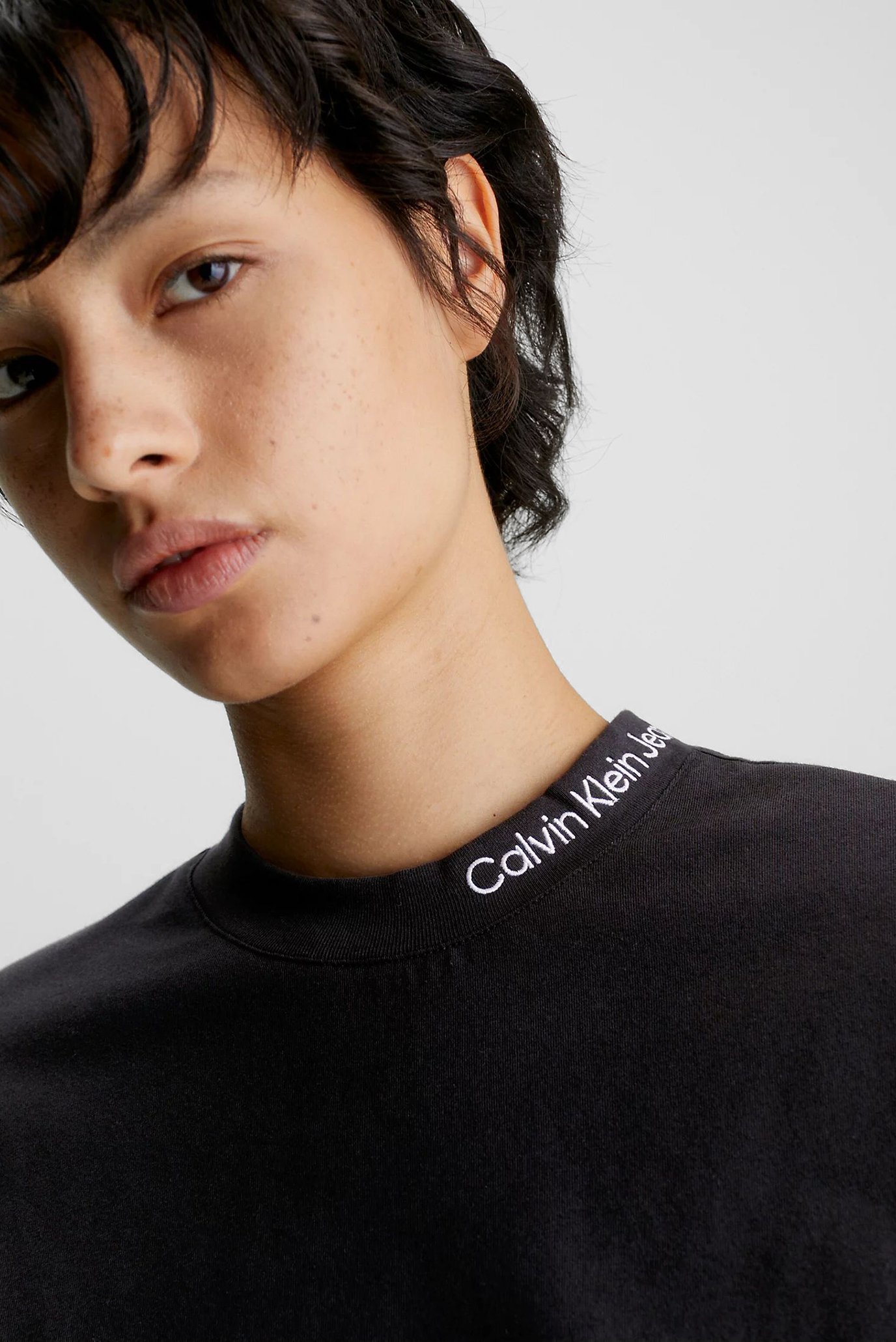 Футболка EMBROIDERED NECKLINE TEE 5