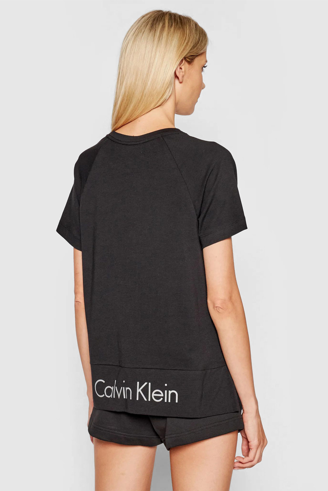 Женская черная футболка 3