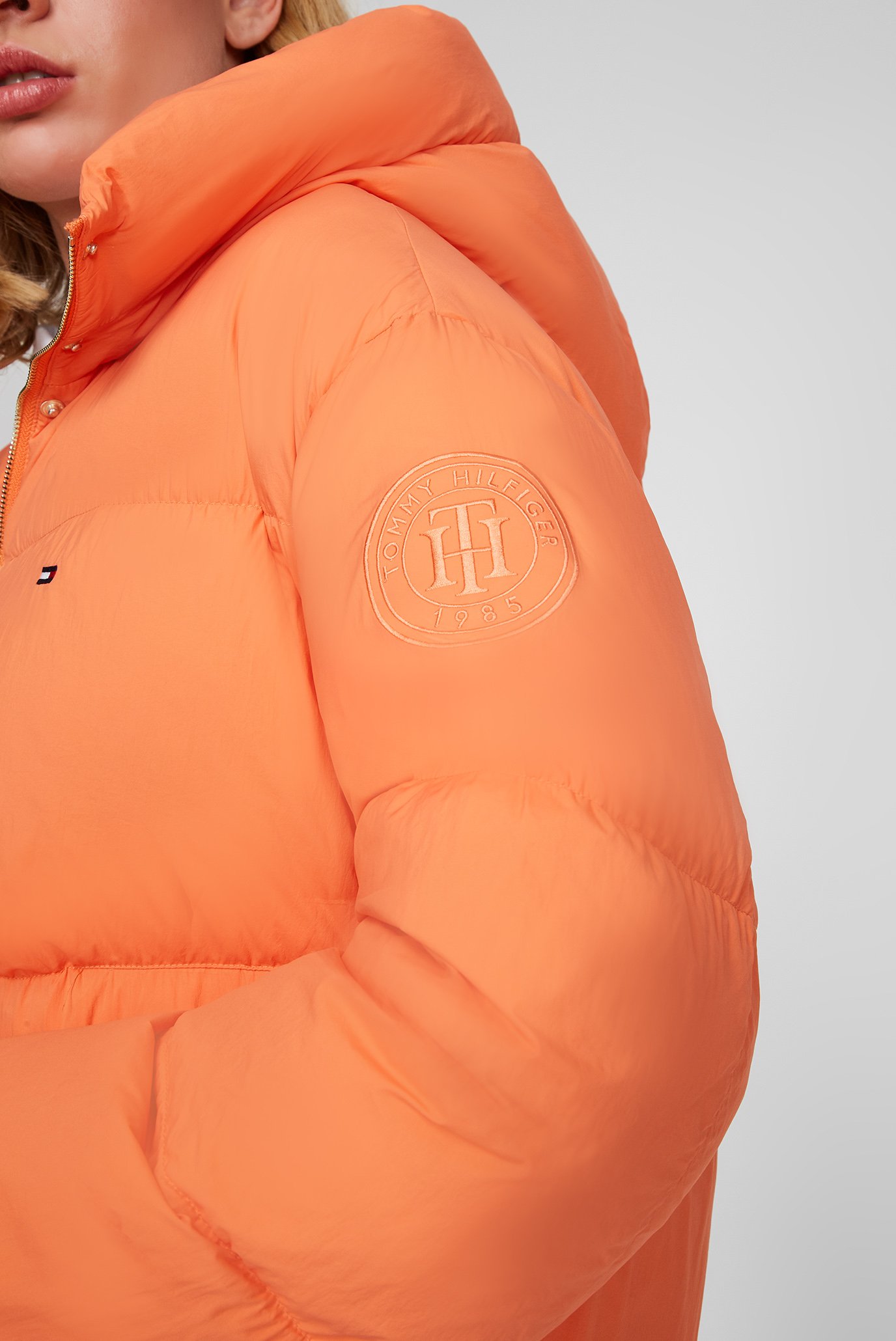 Женский светло-оранжевый пуховик 5