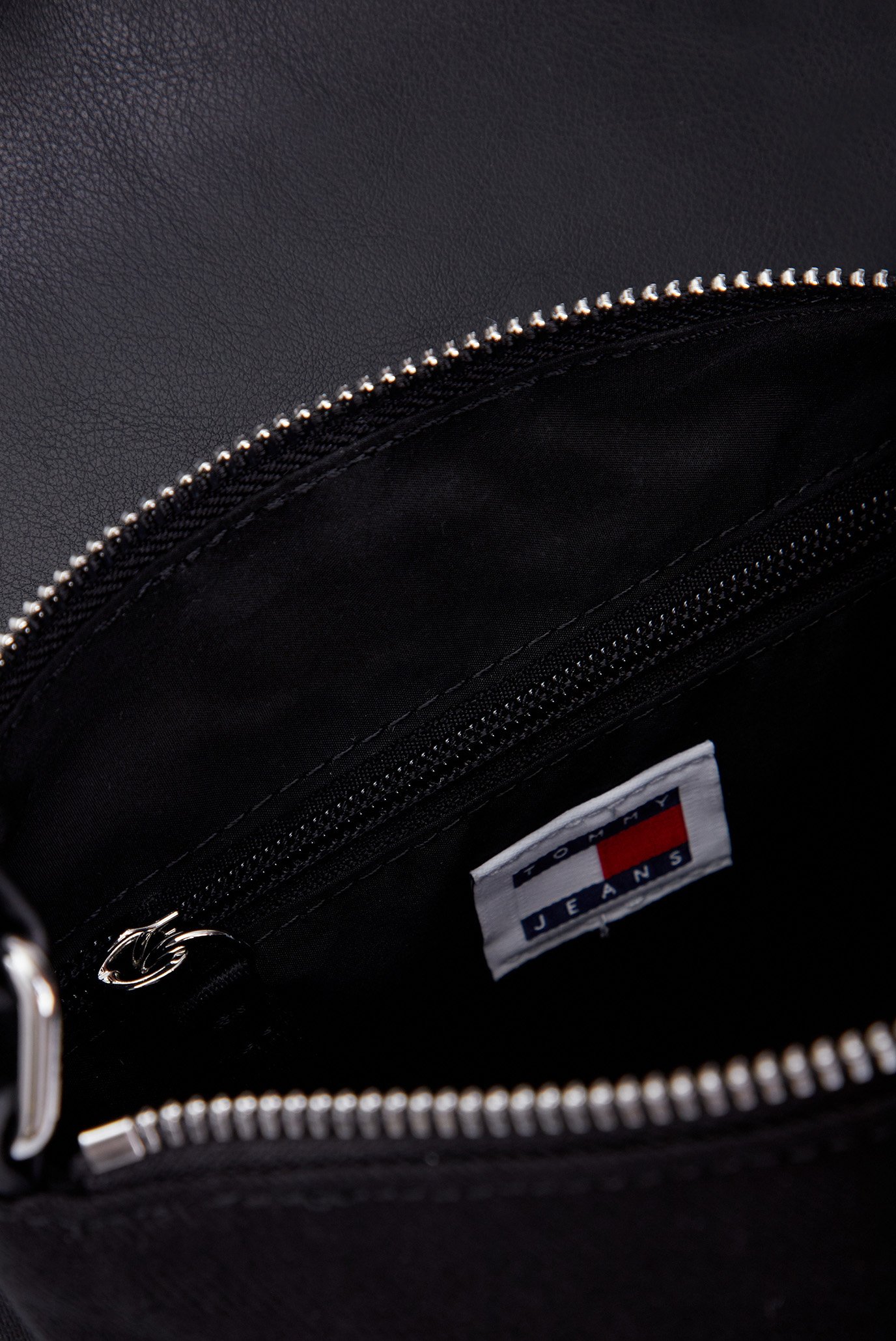 Женская черная джинсовая сумка TJW DENIM ON DENIMTommy Jeans Женская черная джинсовая сумка TJW DENIM ON DENIM 6