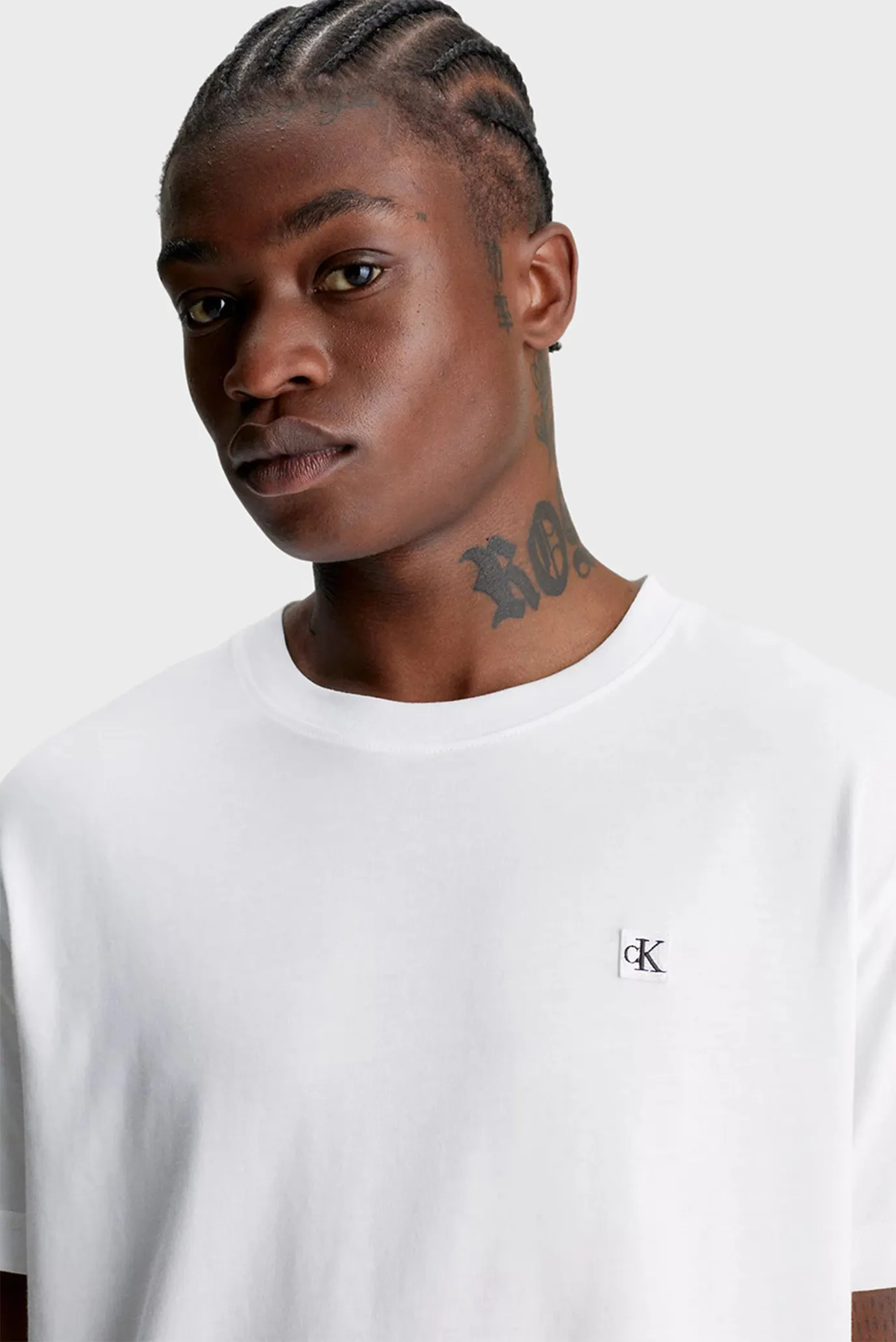 Мужская белая футболка CK EMBRO BADGE TEE 4