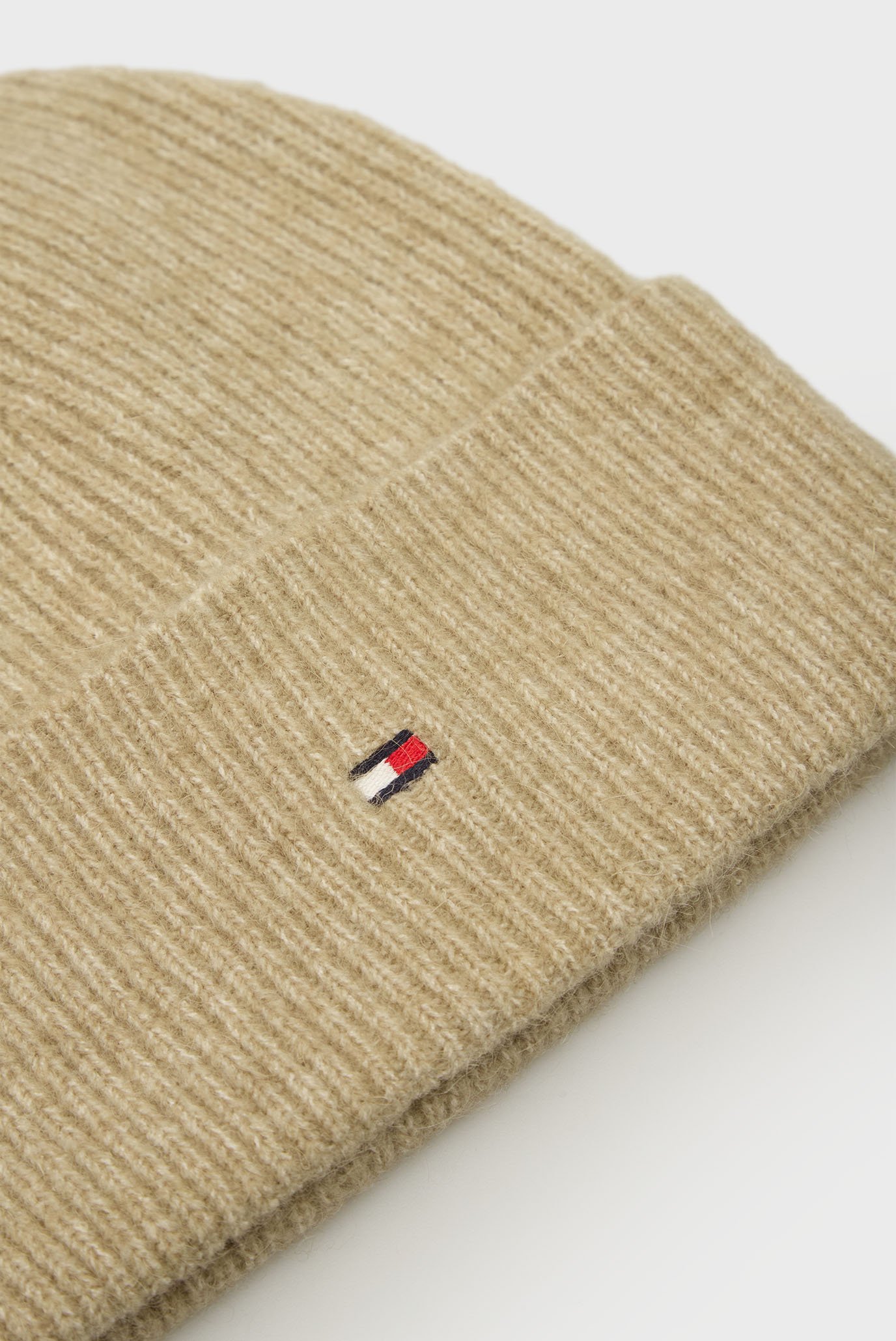 Женская бежевая шапка ESSENTIAL FLAG FUZZY BEANIETommy Hilfiger Женская бежевая шапка ESSENTIAL FLAG FUZZY BEANIE 3