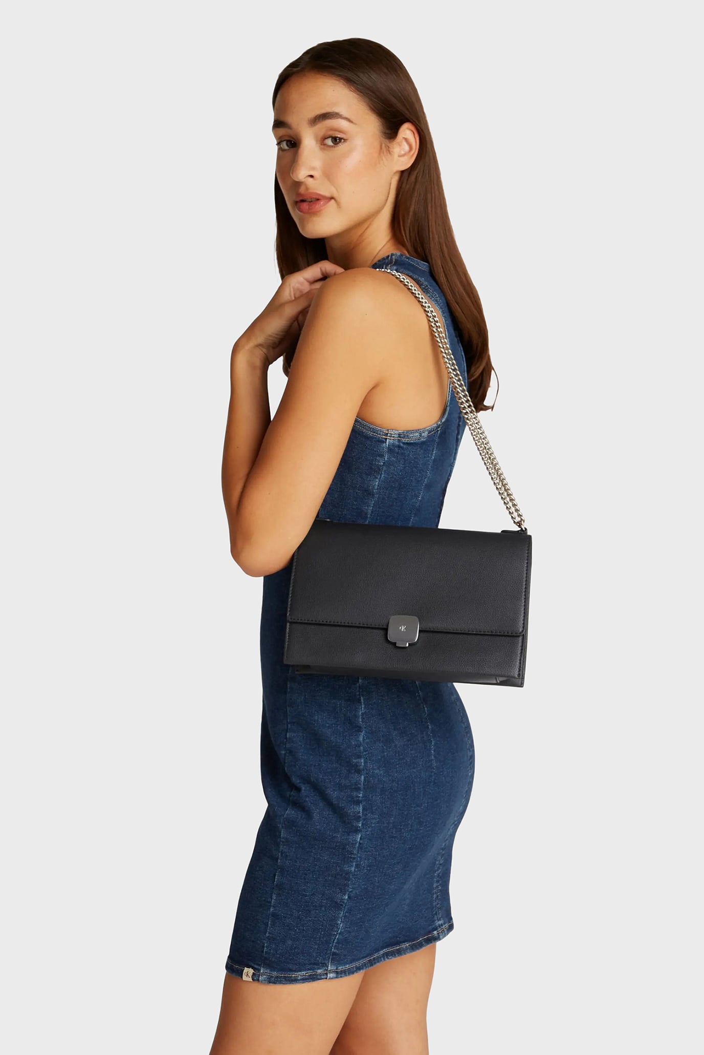 Женская черная сумка FORGED CHAIN FLAP BAG28 2