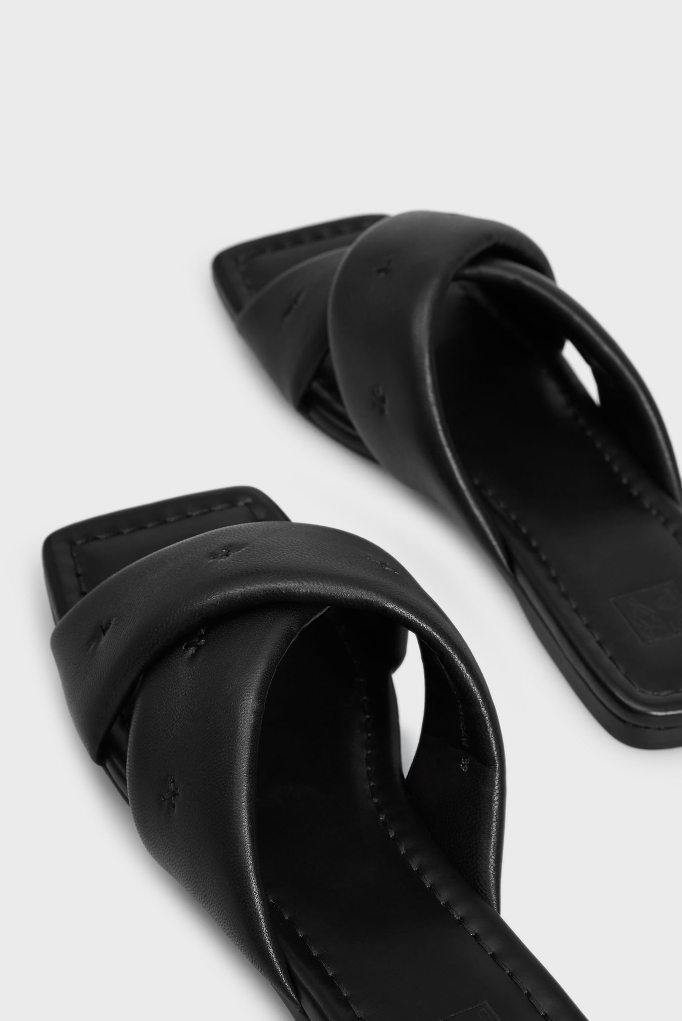 Женские черные кожаные слайдеры Agata 4