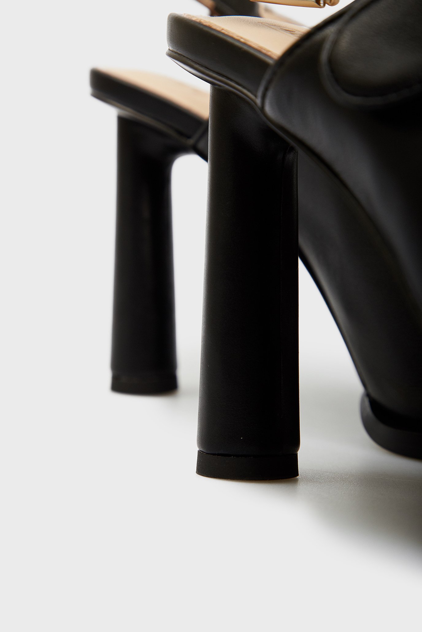 Женские черные кожаные босоножки Skayler 7