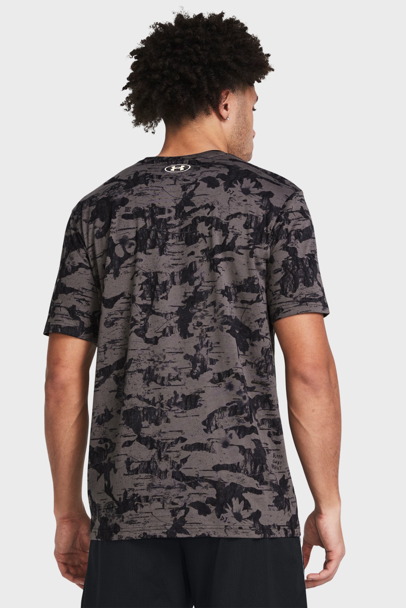Мужская серая футболка с узором UA Pjt Rck Payof AOP GraphicUnder Armour Мужская серая футболка с узором UA Pjt Rck Payof AOP Graphic 2