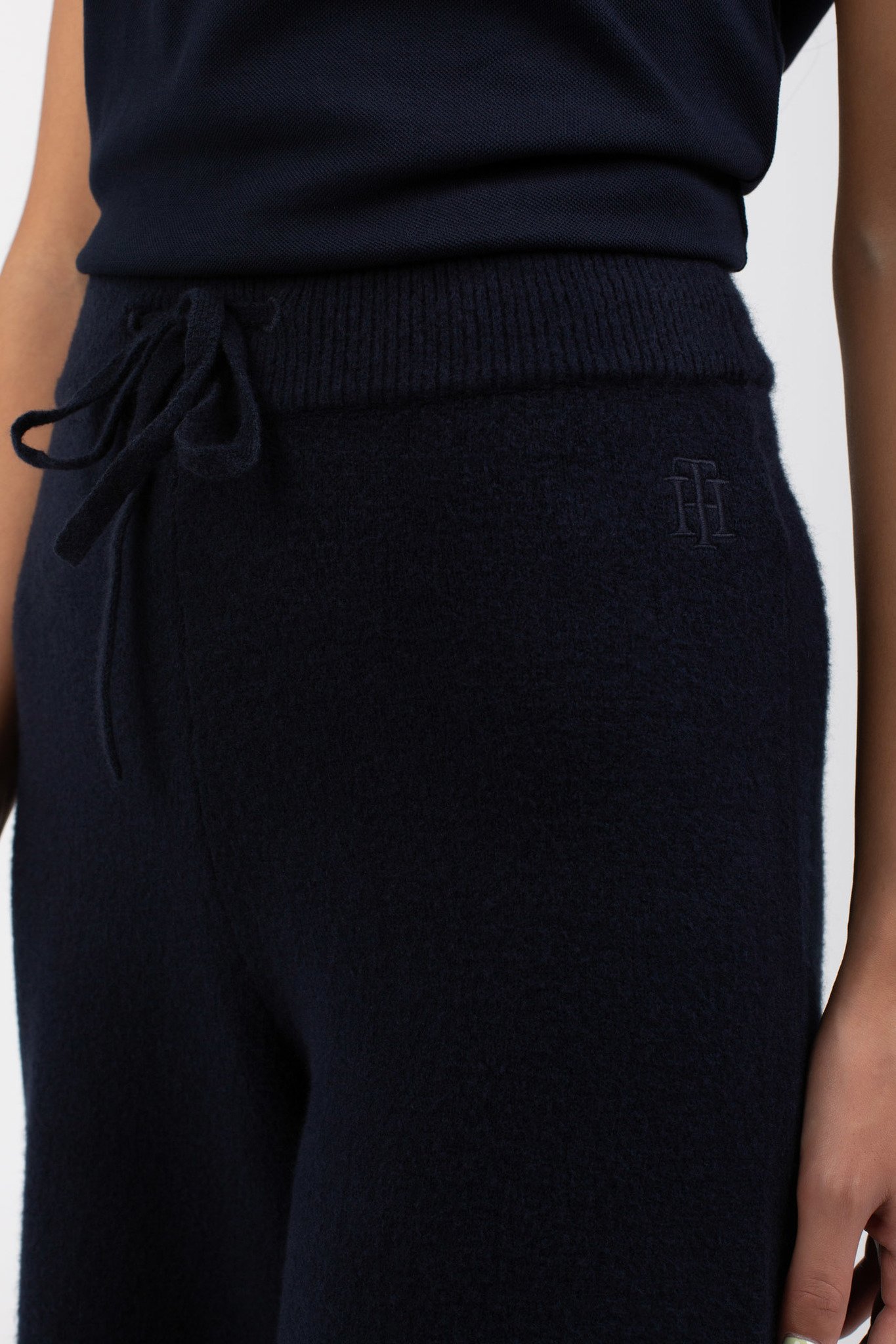 Штаны спортивные TH FLEX WIDE LEG PANTTommy Hilfiger Штаны спортивные TH FLEX WIDE LEG PANT 4