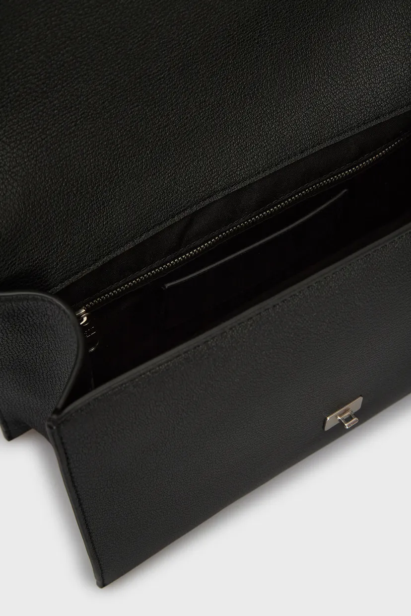 Женская черная сумка FORGED CHAIN FLAP BAG28 6