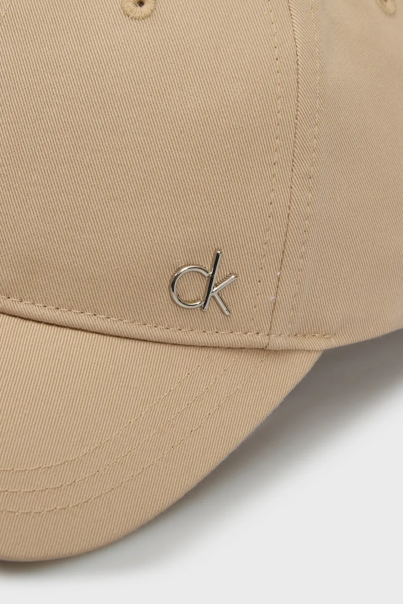 Женская бежевая кепка CK METAL CAP 3