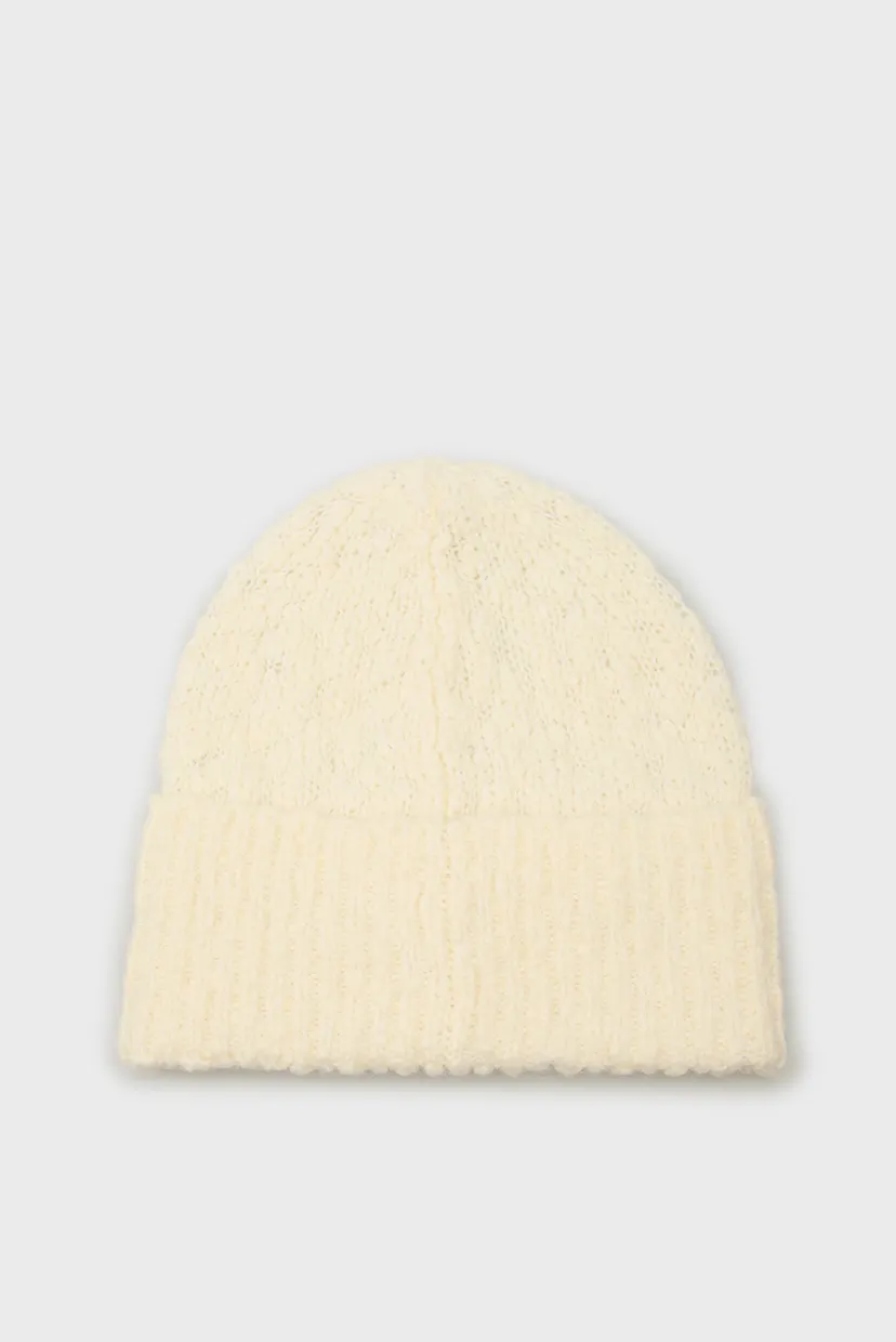 Женская белая шапка SOFT BOUCLE BEANIE 4