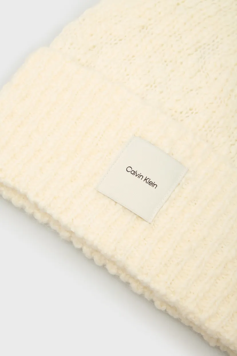 Женская белая шапка SOFT BOUCLE BEANIE 3