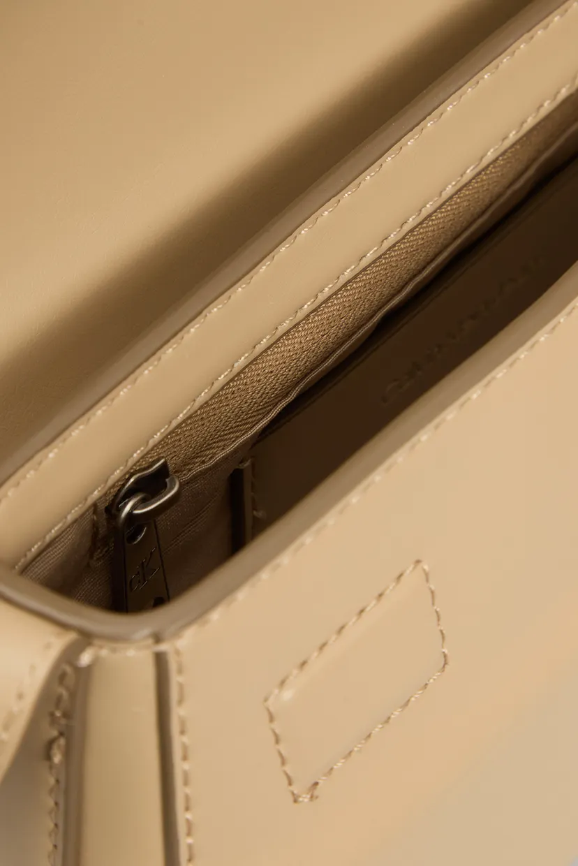 Женская бежевая сумка BELTED SMALL SHOULDER BAG 5