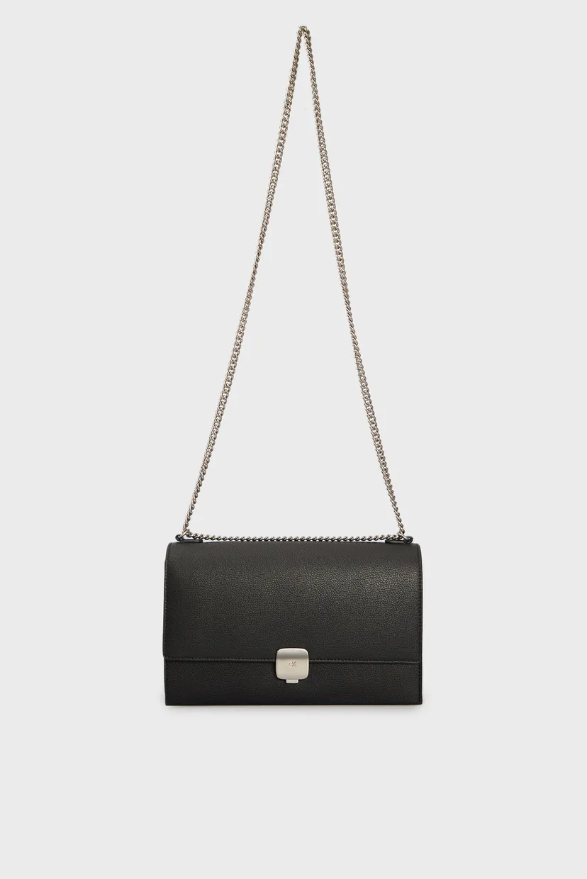 Женская черная сумка FORGED CHAIN FLAP BAG28 5
